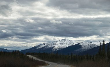 Alaska 'da bir bahar günü Dalton Otoyolu' nda karla kaplı bulutlar.. 
