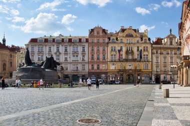 Prag, Çek Cumhuriyeti - 3 Temmuz 2021: Çek Cumhuriyeti 'nde güneşli bir yaz gününde Prag Eski Şehir Meydanı' nda renkli binalar sıralanır.