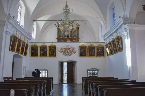 Bled, Slovenya - 16 Ocak 2022: Slovenya Gölündeki Meryem Ana Kilisesi.