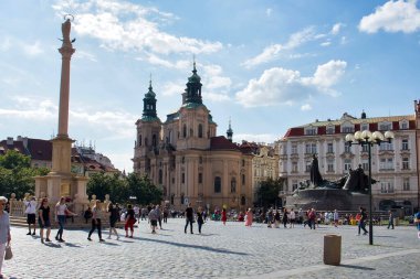 Prag, Çek Cumhuriyeti - 3 Temmuz 2021: Prag Eski Şehir Meydanı Çek Cumhuriyeti 'nde güneşli bir yaz gününde.