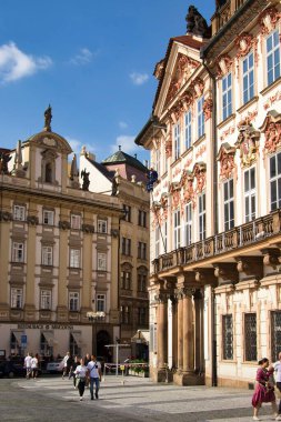 Prag, Çek Cumhuriyeti - 3 Temmuz 2021: Çek Cumhuriyeti 'nde güneşli bir yaz gününde Prag Eski Şehir Meydanı' ndaki süslü binanın yanında güneş parlıyor.