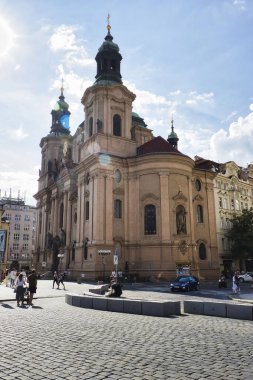 Prag, Çek Cumhuriyeti - 3 Temmuz 2021: Prag 'da bir yaz gününde St. Nicholas Kilisesi' nin yanı.