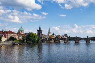 Prag, Çek Cumhuriyeti - 3 Temmuz 2021: Prag 'da bir yaz gününde Charles Köprüsü.