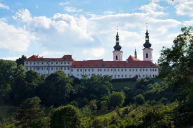 Prag, Çek Cumhuriyeti - 3 Temmuz 2021: Prag 'da bir yaz gününde Strahov Manastırı' nın arkası.
