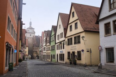 Rothenburg ob der Tauber, Almanya, 25 Ocak 2022: Cobblestone Caddesi, Almanya 'da bir kış günü Rothenburg' da binalarla doluydu..