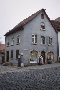 Rothenburg ob der Tauber, Almanya, 25 Ocak 2022: Almanya 'da sisli bir kış gününde Rothenburg' da bir köşedeki bina.