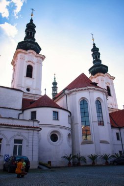 Prag, Çek Cumhuriyeti - 3 Temmuz 2021: Prag 'daki Strahov Manastırı' ndaki kuleler.