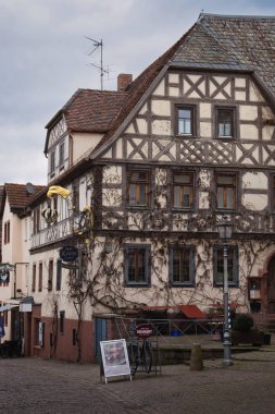 Lohr am Main, Almanya - 9 Şubat 2022: Lohr am Main, Almanya 'da bulutlu bir kış gününde bir köşe başında bina.