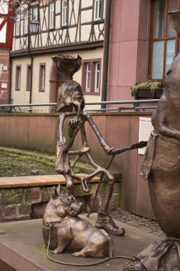 Lohr am Main, Almanya - 9 Şubat 2022: Lohr am Main, Almanya 'da Mopper ve Schnudel bronz heykeli.
