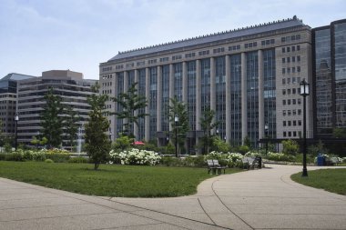 Washington DC, ABD - 9 Haziran 2024: Washington DC 'de güneşli bir bahar gününde Franklin Meydanı' nda bina.