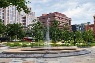 Washington DC, ABD - 9 Haziran 2024: Washington DC 'de bir bahar günü Franklin Meydanı' nda Çeşme.