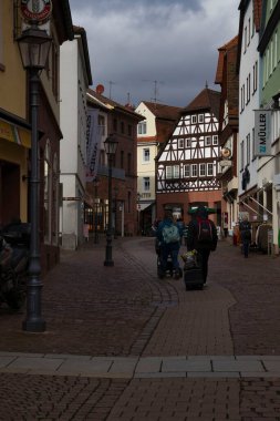 Lohr am Main, Almanya - 9 Şubat 2022: Lohr am Main, Almanya 'da bulutlu bir kış günü binalar.