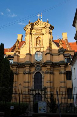 Prag, Çek Cumhuriyeti - 3 Temmuz 2021: Prag 'da bir yaz akşamı St. Joseph Kilisesi.