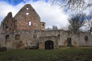 Lohr am Main, Almanya - 9 Şubat 2022: Bulutlu bir kış gününde Almanya 'da Schonrain şatosunun yıkıntıları.