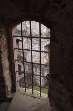 Lohr am Main, Almanya - 9 Şubat 2022: Bulutlu bir kış gününde Almanya 'daki Schonrain şatosunun penceresi.