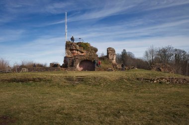 Homburg, Almanya - 12 Şubat 2022: Almanya 'nın güneşli bir kış gününde Homberg Şatosu' nun bir kısmı çimenli bir tepede yıkıldı.