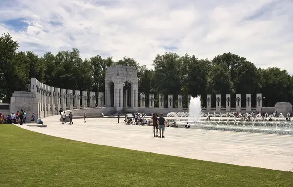 Washington DC, ABD - 9 Haziran 2024: 2. Dünya Savaşı Anıtı Washington DC 'de güneşli bir bahar gününde.