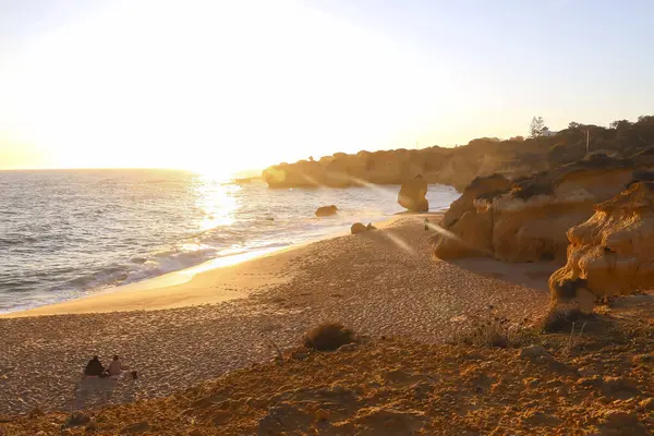 Algarve, Portekiz - 25 Aralık 2019: Güney Portekiz 'de bir kış günü gün batımında kumsal.