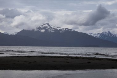 Yaz günü Homer, Alaska 'daki Bishop Sahili' nde bulutlar ve su..