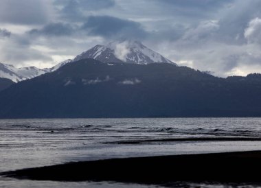 Bir yaz günü Homer, Alaska 'daki Bishop Sahili' nde kara bulutlar ve su..