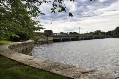 Washington DC, ABD - 9 Haziran 2024: Washington DC 'de bulutlu bir bahar gününde trafik köprüsü.