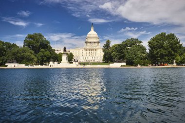 Washington DC, ABD - 9 Haziran 2024: Washington D.C. 'de güneşli bir ilkbahar gününde ABD Kongre Binası.