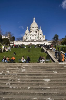 Paris, Fransa - 18 Şubat 2022: Paris, Fransa 'da güneşli bir kış gününde Sacre Coeur' un altındaki merdivenler.