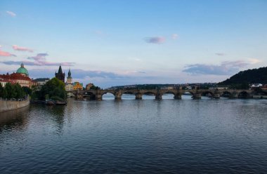 Prag, Çek Cumhuriyeti - 3 Temmuz 2021: Prag 'daki Charles Köprüsü Vltava Nehri üzerinde bir yaz akşamı.