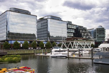 Washington DC, ABD - 10 Haziran 2024: Bir bahar günü Washington D.C. 'deki The Wharf' ın yanındaki binalar.