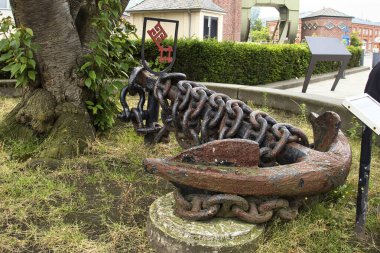 Bremerhaven, Almanya - 16 Temmuz 2021: Almanya 'da karanlık ve bulutlu bir yaz gününde Bremerhaven, Almanya' da büyük çapa.