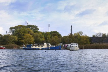 Kopenhag, Danimarka - 12 Ekim 2019 Kopenhag, Danimarka 'da deniz kıyısındaki bir kampta tekneler bulutlu bir sonbahar gününde.