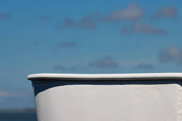 Закрыть Боковой Вид Белый Корпус Корабля Фоне Голубого Неба Белыми — стоковое фото
