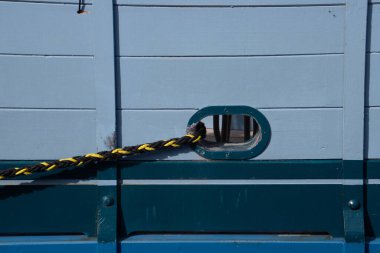 Mavi bir sandal ve zıt halatın detaylı bir görüntüsü