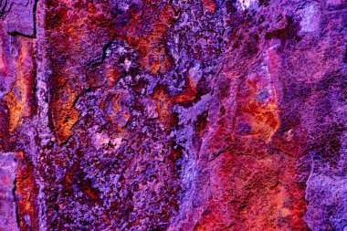 Canlı mor ve turuncu renkleri olan paslı bir oluşumun büyüleyici yakın çekimi, doğal karmaşıklığını ve benzersiz soyut kalıplarını sergiliyor, yaratıcılık ve sanatsal ilhamı çağrıştırıyor..