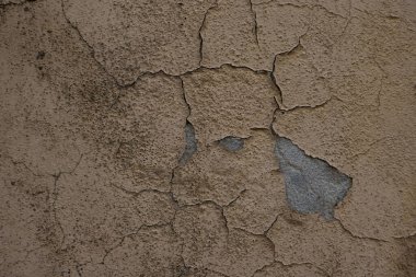 Çatlakları ve alçıyı gösteren eski bir duvarın desenli yakın çekimi. Özgeçmiş, tasarım uygulamaları ya da bozunma, zaman ya da kentsel ortam için mükemmel.
