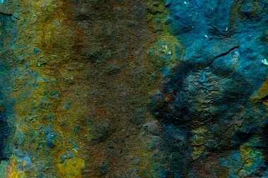 Kırsal bir yüzeyin desenli yakın çekimi, mavi ve koyu tonlarını gösteriyor, zengin bir döşeme ve karmaşık detaylar. Doğal ve endüstriyel estetiği vurgulayan sanatsal kullanım ve arka planlar için mükemmel..