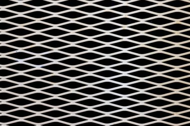 Geometrik metal ızgara desen arka planda endüstriyel ve mimari temalar için uygun elmas şekilli tekrarlayan tasarım.