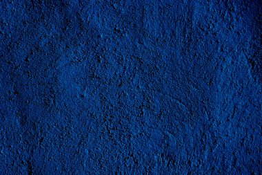 Yontulmuş bir yüzeye sahip canlı mavi bir duvarın yakın çekimi, desenlerin karmaşık detaylarını sergiliyor, tasarım, sanat ve mimari bağlamlarda yaratıcı projeler veya arka planlar için uygun..