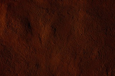 Koyu kahverengi bir renge sahip zengin, dokulu bir yüzeye yakından bakmak. Bu arka plan modeli, kırsal veya doğal estetik gerektiren tasarım, sanat veya mimari projeler için idealdir..