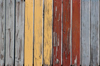 Yıpranmış çok renkli ahşap çit panelleri canlı ve rustik renklerin bir karışımını gösteriyor, ayırt edici karakter ve çekiciliğe sahip, doku ve kırsal estetikle ilgili kavramsal tasarımlar için mükemmel..