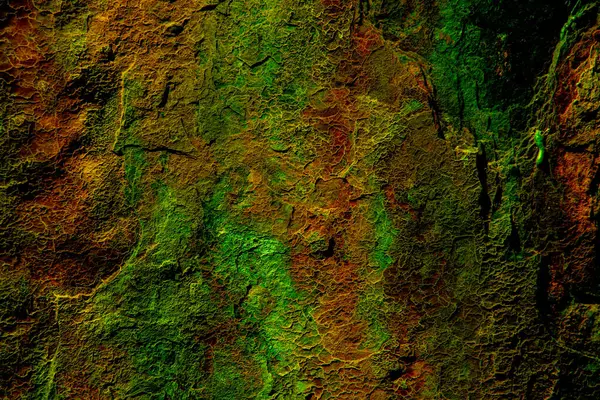 Canlı dokulu bir yüzey yeşil ve turuncu tonlarıyla sunuluyor, doğal desenlerin ve organik formların karmaşık detaylarını gösteriyor, toprak ve kırsal estetiği çağrıştırıyor..