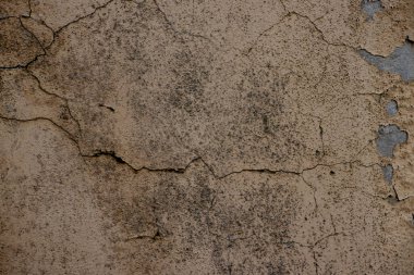 Çatlamış ve eskimiş duvar dokusu engebeli bir yüzeye sahiptir, mimari veya sanatsal tasarımlar için yıpranmış bir arka plan olarak mükemmeldir. Yüksek çözünürlüklü ayrıntı hava durumunu vurguluyor.