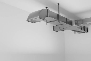 Boş odanın tavanında endüstriyel havalandırma sistemi havalandırma boruları var. 3d resimleme