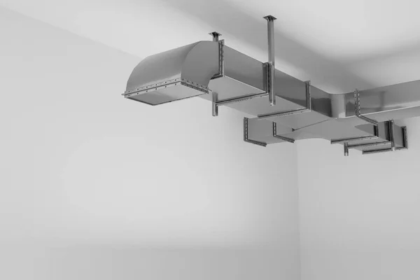 空房间天花板上的暖通空调工业用空调系统 3D渲染说明 — 图库照片