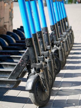 Park yerinde kiralık elektrikli scooterlar. Trafik sıkışıklığını önlemek için şehir için mükemmel şehir, ideal çevre dostu ulaşım