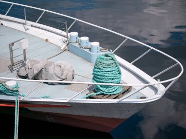 Halat kablosu olan bir denizcinin pruvasına yakın çekim.