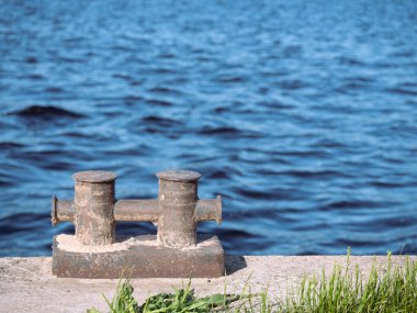 Yakın plan boş diz çök, halatsız iskelede dalga dalgaları, arka planda mavi deniz