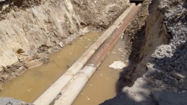 Suyun içinde su boruları olan bir siper. hizmet boru hattı bakım görüntüleri