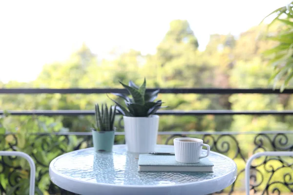 Weiße Kaffeetasse Und Pflanzenkanne Und Notizbuch Auf Glastisch Balkon Außenarbeit — Stockfoto
