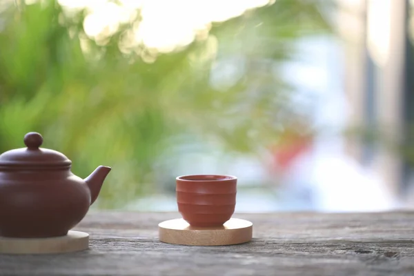 Toprak Kap Çay Fincanı Çaydanlık Ahşap Masa Üzerinde Rahatlama Içiliyor — Stok fotoğraf